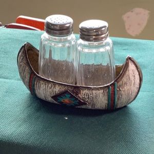 Canoe salt and pepper shaker